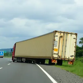 carreta tomba na BR-101