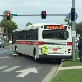 ônibus invade ciclovia
